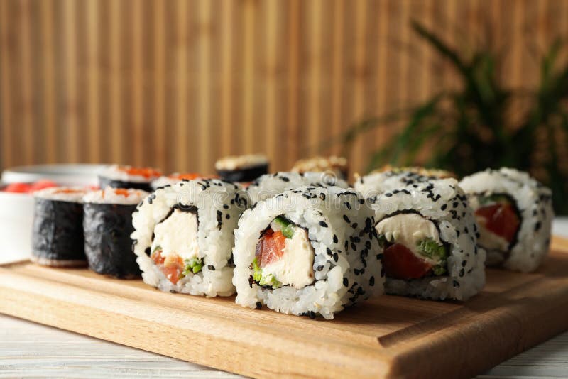 Вкусные роллы суши на деревянной фон. Японская кухня стоковая фотография