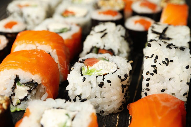 Вкусные роллы суши на деревянном конце помещения в японской кухне стоковые изображения