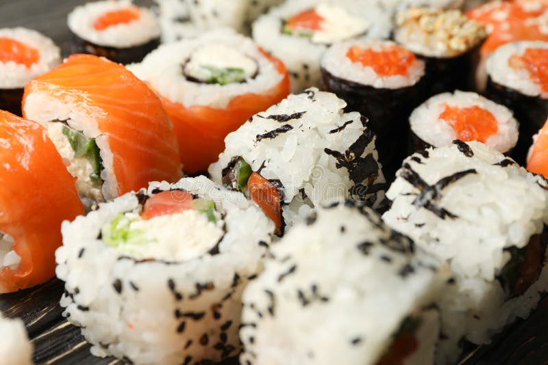 Вкусные роллы суши на деревянном конце помещения вверх. Японская кухня стоковое фото rf