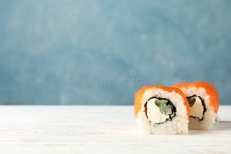 Вкусные роллы суши на деревянном столе. Японская кухня стоковые изображения rf