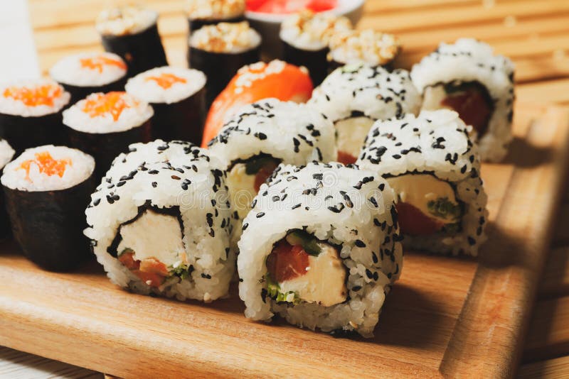 Вкусные роллы суши на конце помещения вверх. Японская кухня стоковые изображения rf