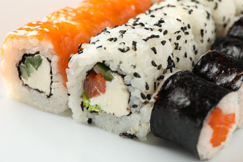 Вкусные роллы суши на конце помещения шара вверх. Японская кухня стоковое изображение