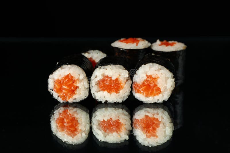 Вкусные роллы суши на фоне зеркала. Японская кухня стоковое изображение rf