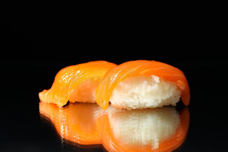 Вкусные роллы суши на фоне зеркала. Японская кухня стоковые фотографии rf