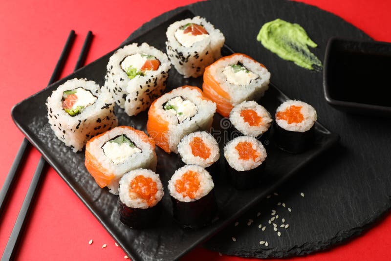 Вкусные роллы суши на фоне. Японская кухня стоковая фотография rf