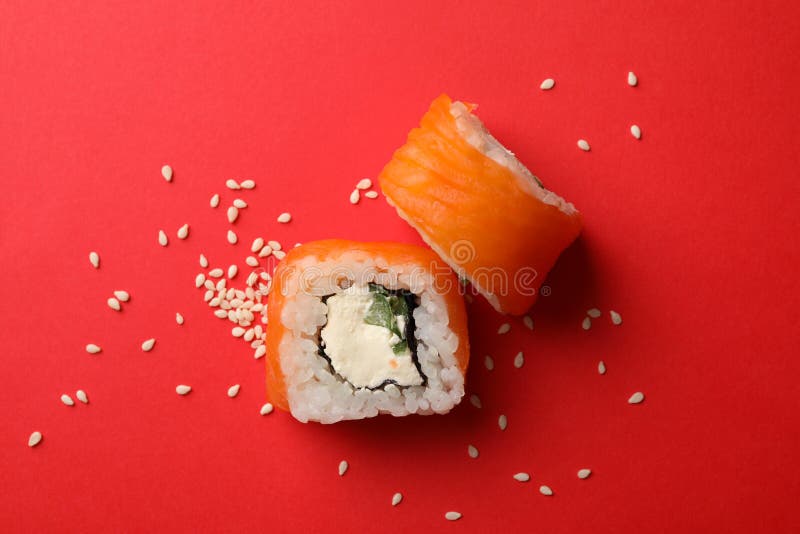 Вкусные роллы суши на фоне. Японская кухня стоковая фотография