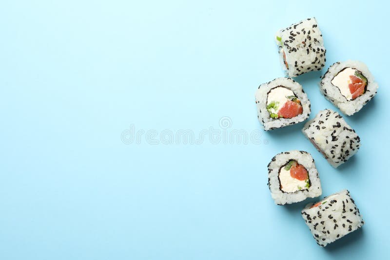 Вкусные роллы суши на фоне. Японская кухня стоковые изображения rf