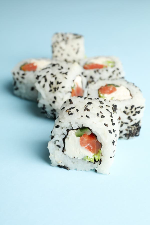 Вкусные роллы суши на фоне. Японская кухня стоковые фотографии rf