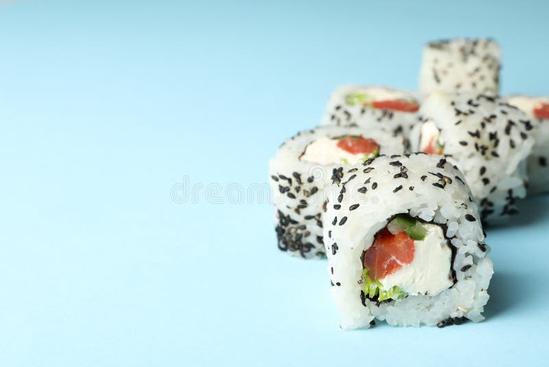 Вкусные роллы суши на фоне. Японская кухня стоковые фото