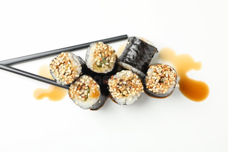 Вкусные роллы суши соевые бобы и палочки для представления сверху фона стоковые изображения