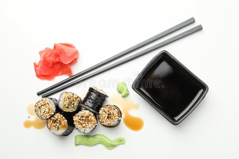 Вкусные роллы суши соевые бобы и палочки для представления сверху фона стоковые изображения