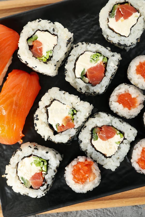Вкусные роллы суши. Японская кухня стоковое изображение