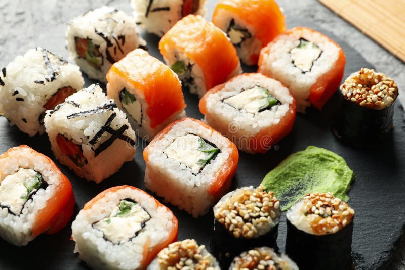 Вкусные роллы суши. Японская кухня стоковые фото