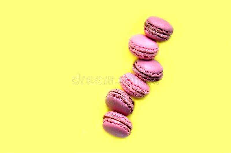 Вкусные сладкие macarons r Концепция утехи, подарков стоковая фотография rf Вкусные сладкие macarons r Концепция утехи, подарков стоковая фотография rf