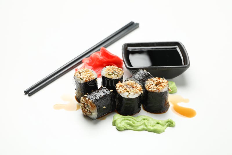 Вкусные соусы и палочки рулонов суши на конце помещения вверх стоковая фотография