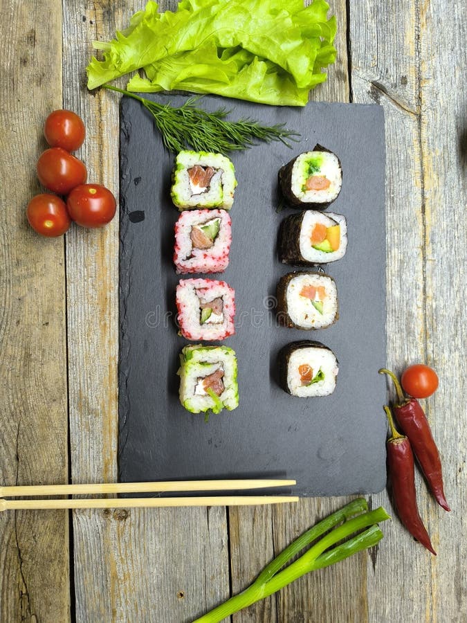 Вкусные суши рулоны на гранитной доске. стоковые фотографии rf