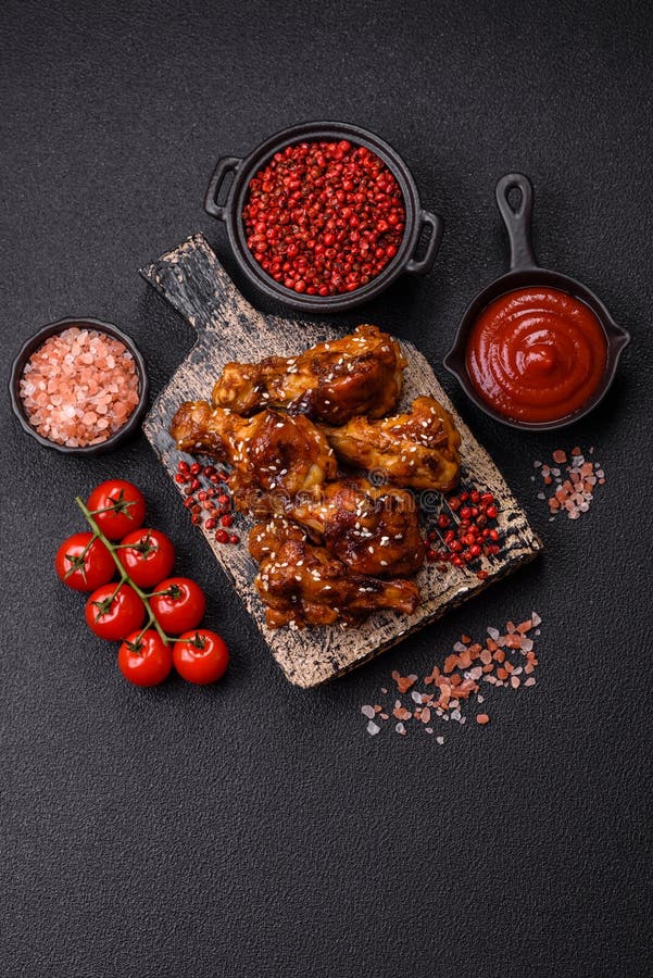 вкусные хрустящие куриные крылья в соусе терияки стоковая фотография rf