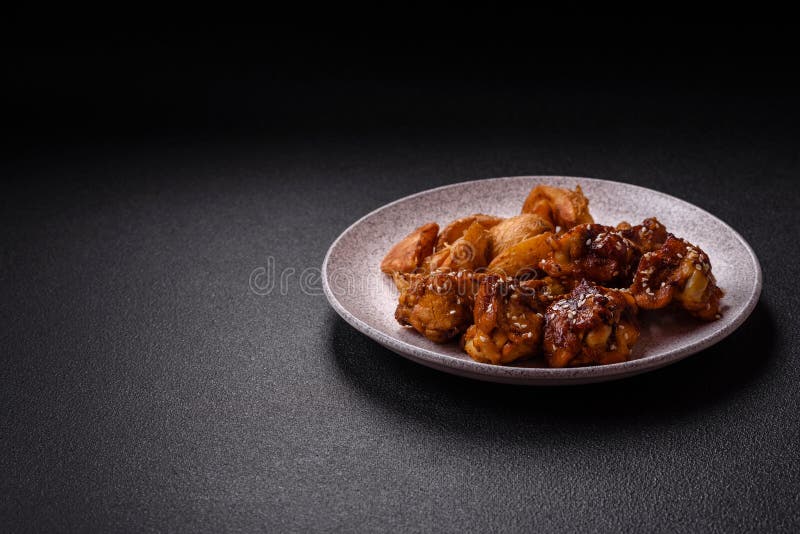 вкусные хрустящие куриные крылья в соусе терияки стоковое фото rf