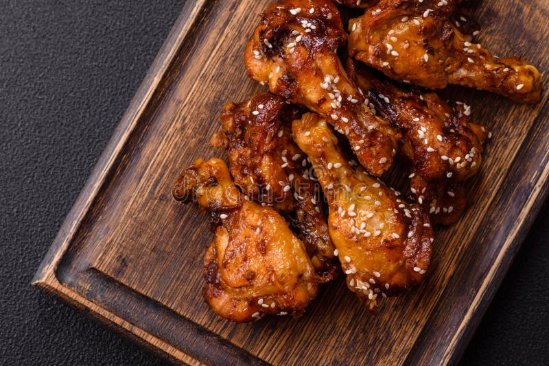 вкусные хрустящие куриные крылья в соусе терияки стоковое фото rf
