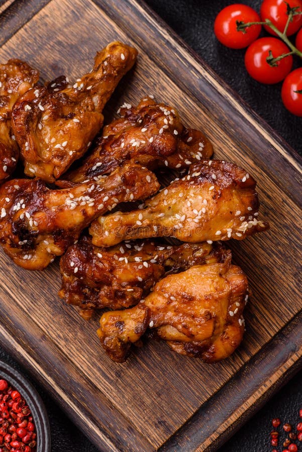 вкусные хрустящие куриные крылья в соусе терияки стоковое изображение