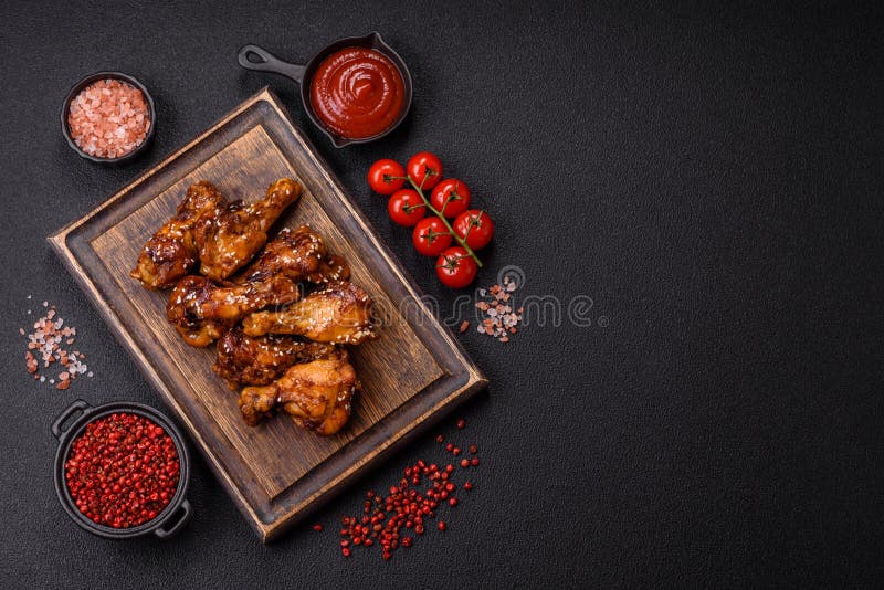 вкусные хрустящие куриные крылья в соусе терияки стоковые фото