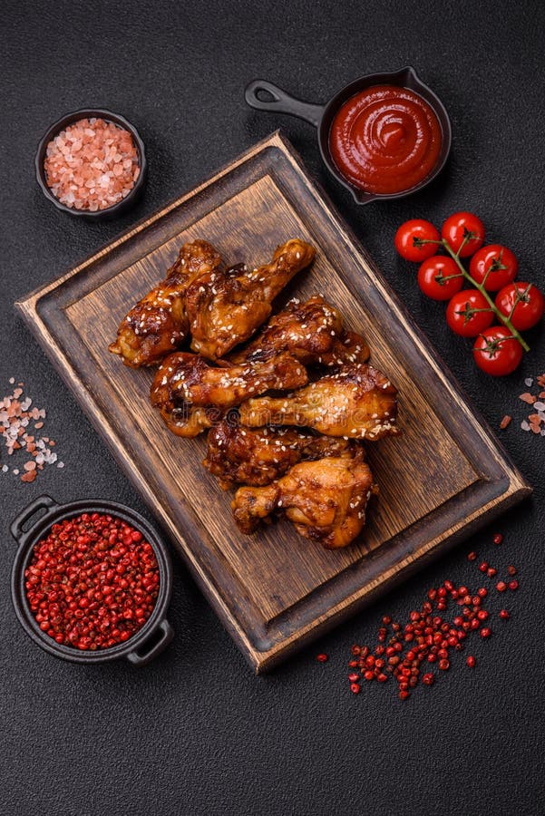 вкусные хрустящие куриные крылья в соусе терияки стоковая фотография