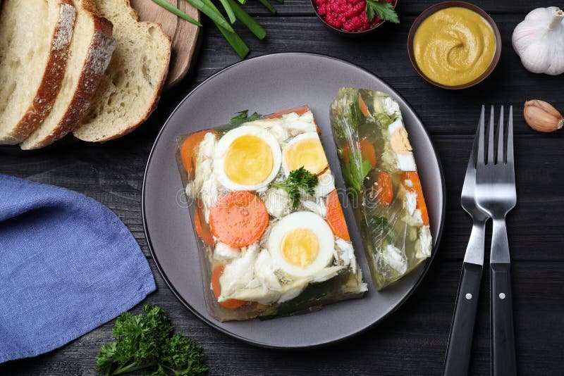Вкусный желе рыбы был на месте черного деревянного стола плоском стоковое фото