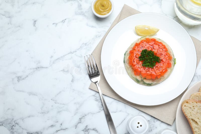 Вкусный желе рыбы служил в белой мраморной таблицы плоском. Пространство для текста стоковые изображения rf