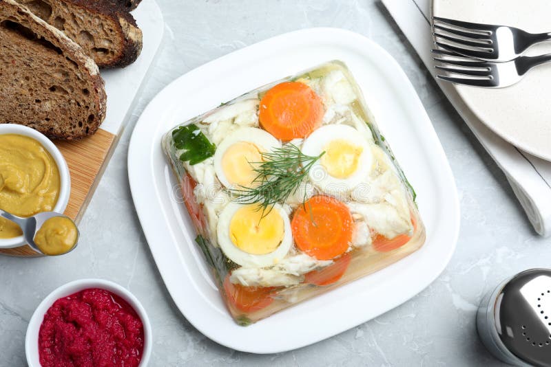 Вкусный желе рыбы служил в серой мраморной таблицы плоском стоковое фото