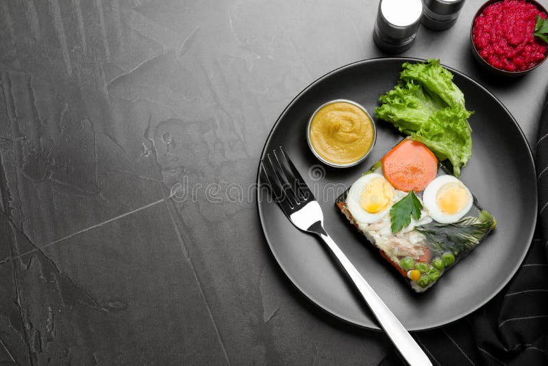 Вкусный желе рыбы служил в черной таблицы плоском. Пространство для текста стоковые изображения