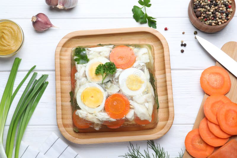 Вкусный желе рыбы служил на плоском белого деревянного стола стоковые изображения