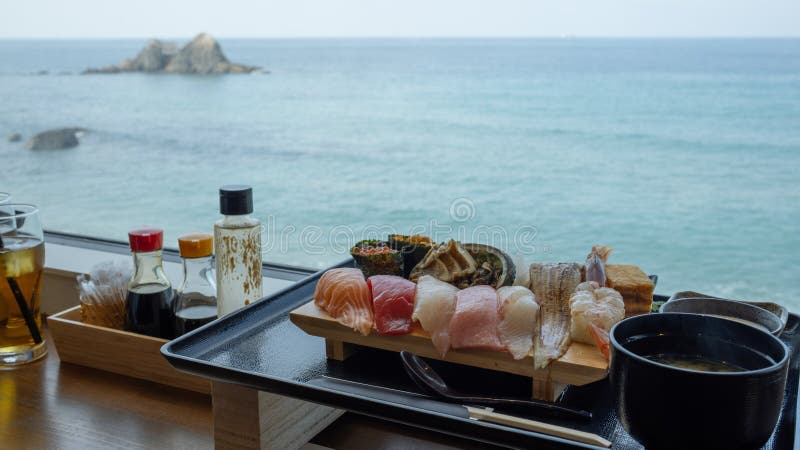 вкусный набор суши с прекрасным видом на море в Кюсю стоковое изображение rf