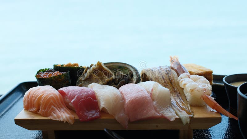 вкусный набор суши с прекрасным видом на море в Кюсю стоковое изображение