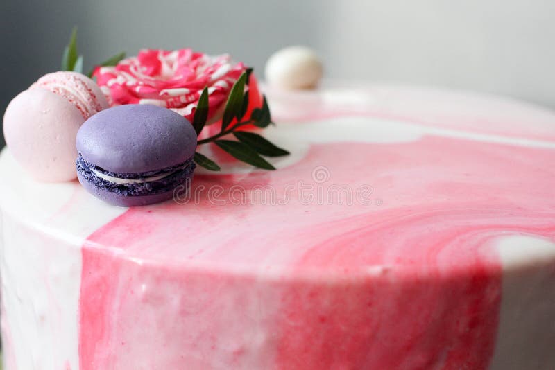 Вкусный розовый домодельный торт украшенный розовой и macarons стоковые изображения