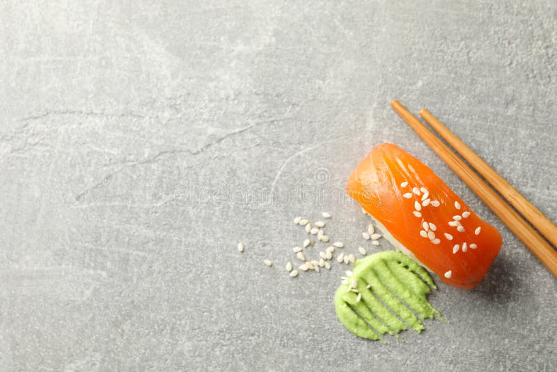 Вкусный рулон суши и васаби на фоне. Японская кухня стоковые фотографии rf