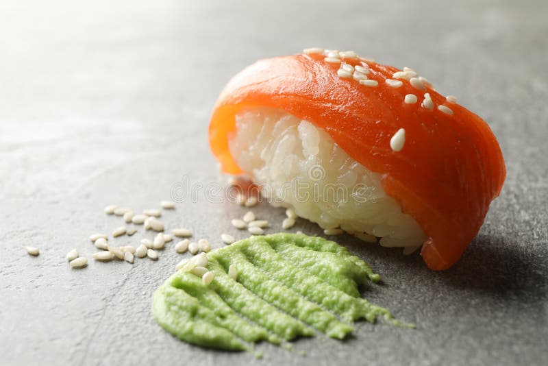 Вкусный рулон суши и васаби на фоне. Японская кухня стоковые фотографии rf