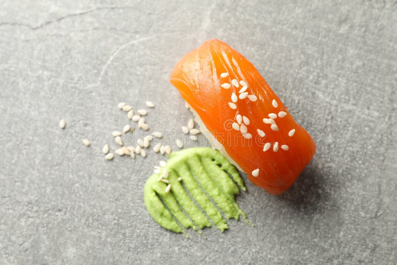 Вкусный рулон суши и васаби на фоне. Японская кухня стоковое фото