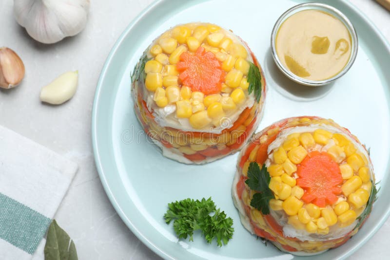 вкусный рыбный аспик, подаваемый на столе стоковое фото