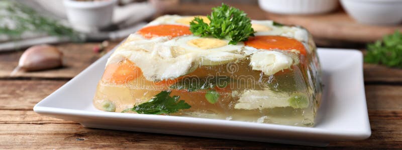 вкусный рыбный аспик, поданный на деревянном столе. конструкция баннера стоковое фото rf