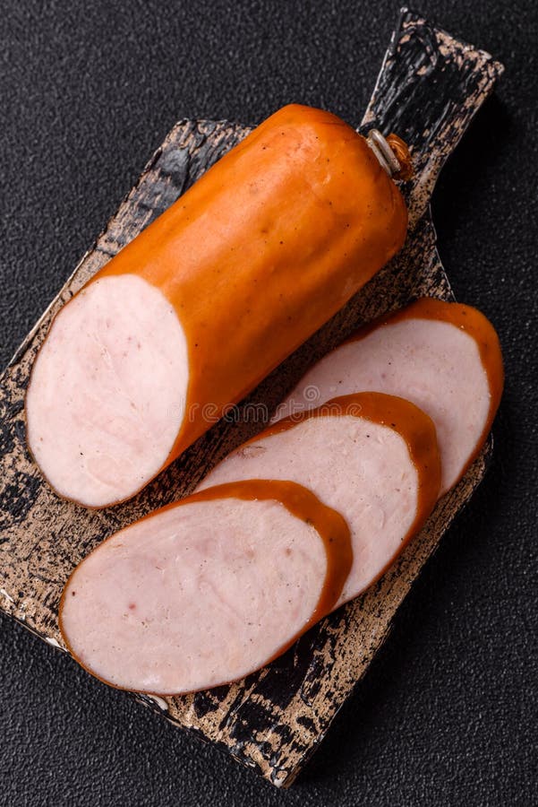 Вкусный свежий вареный курица или свиная колбаса нарезать на ломтики стоковое изображение