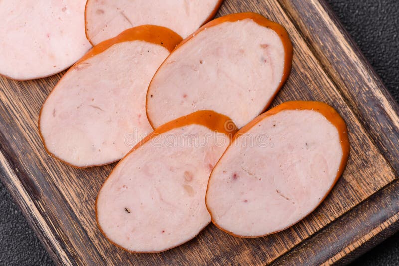 Вкусный свежий вареный курица или свиная колбаса нарезать на ломтики стоковое изображение rf