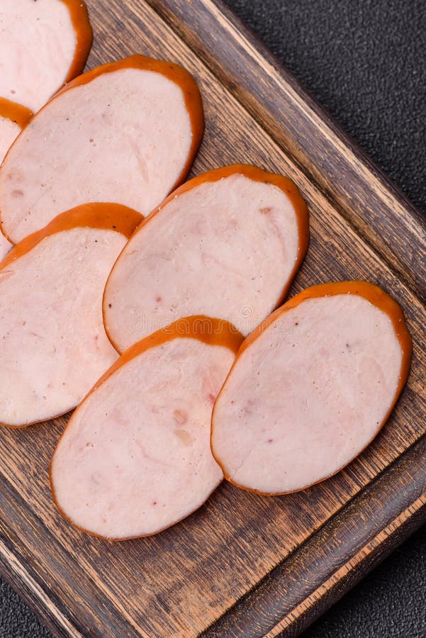 Вкусный свежий вареный курица или свиная колбаса нарезать на ломтики стоковая фотография