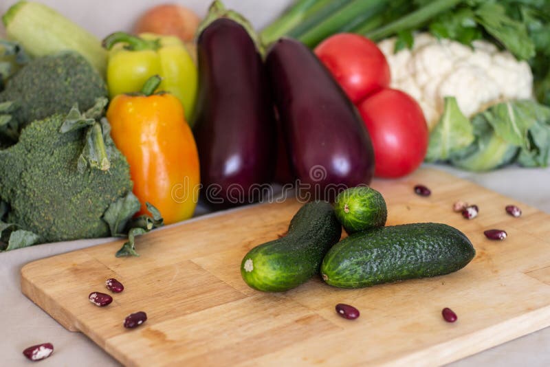 Вкусный свежий зеленый огурец на прекрасной нечеткой фоне овощей стоковые фото