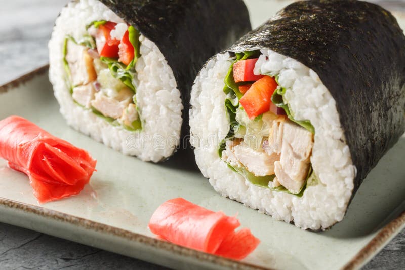Вкусный суши буррито с рисом куриный сыр овощи нори и салат кладовка в тарелке. по горизонтали стоковые фотографии rf