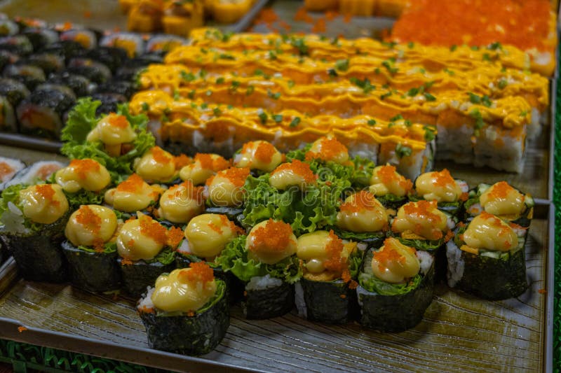 вкусный 'шведский стол'. разновидность рулонов маки. стоковое фото