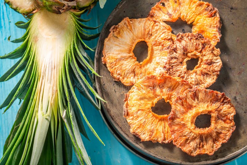 Вкусным и сладким ананас высушенный солнцем как закуска стоковая фотография Вкусным и сладким ананас высушенный солнцем как закуска стоковая фотография