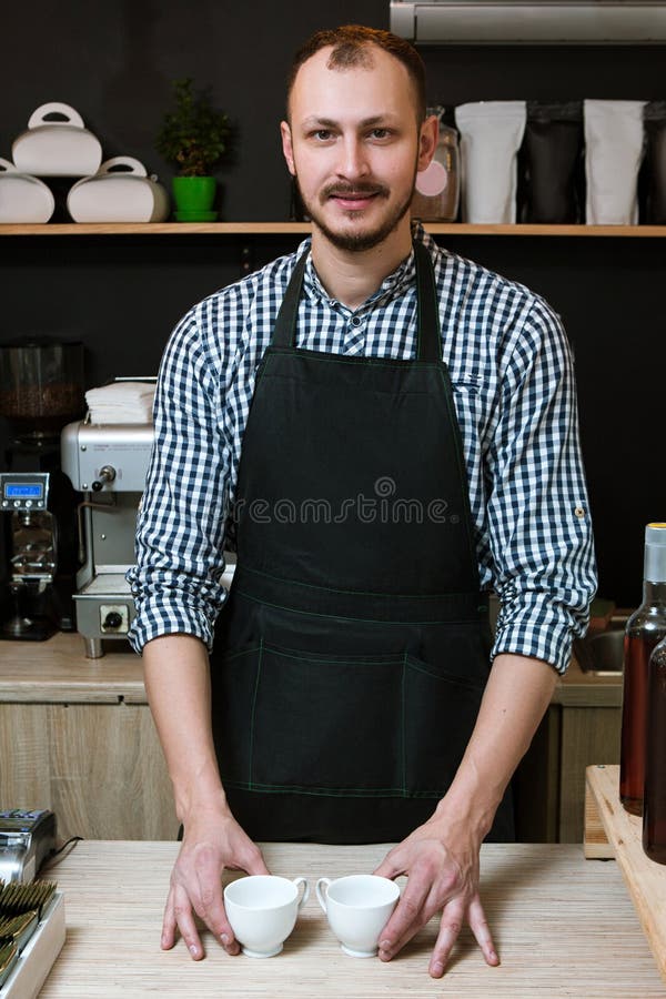 Владелец бизнеса barista обслуживания магазина кафе-бара стоковое фото rf Владелец бизнеса barista обслуживания магазина кафе-бара стоковое фото rf