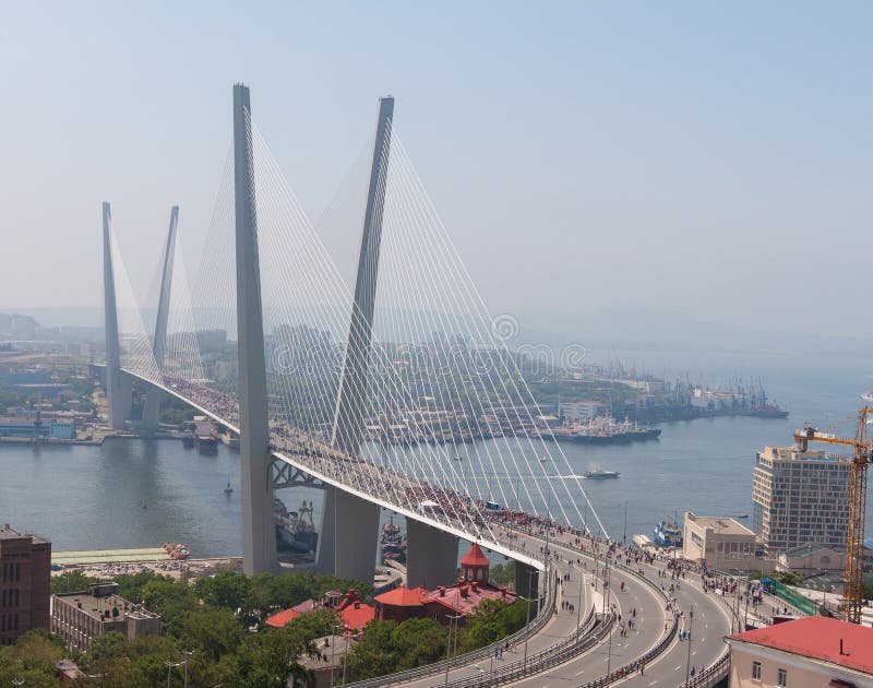 ВЛАДИВОСТОК, РОССИЯ - 7-ОЕ ИЮЛЯ: влюбленность Владивосток Вспышк-толпы i на золотом мосте. стоковое изображение ВЛАДИВОСТОК, РОССИЯ - 7-ОЕ ИЮЛЯ: влюбленность Владивосток Вспышк-толпы i на золотом мосте. стоковое изображение