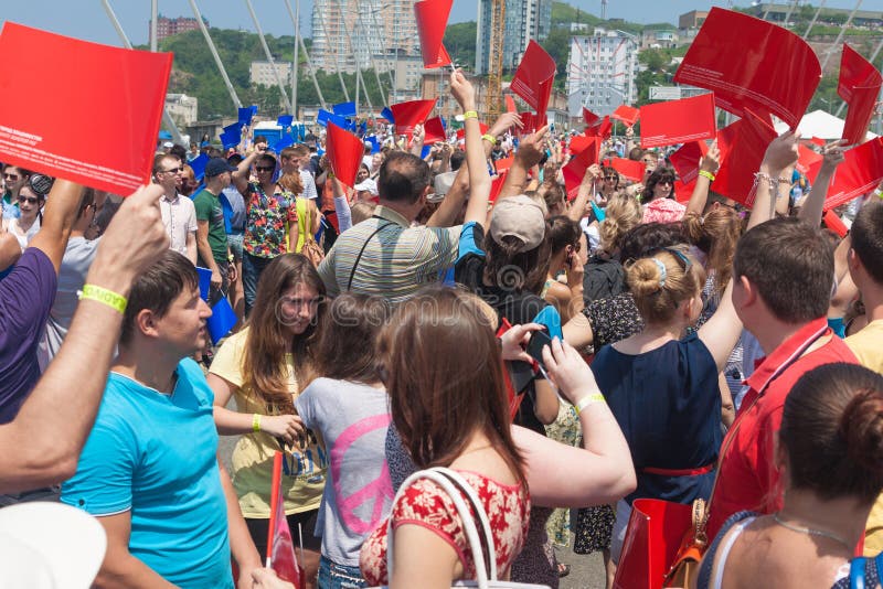 ВЛАДИВОСТОК, РОССИЯ - 7-ОЕ ИЮЛЯ: влюбленность Владивосток Вспышк-толпы i на золотом мосте. стоковое фото rf ВЛАДИВОСТОК, РОССИЯ - 7-ОЕ ИЮЛЯ: влюбленность Владивосток Вспышк-толпы i на золотом мосте. стоковое фото rf