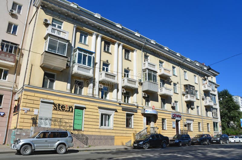 Владивосток, Россия, 3-ье сентября 2017 Автомобили близко дом 127 4-этажа на улице Svetlanskaya в Владивостоке стоковые фотографии rf Владивосток, Россия, 3-ье сентября 2017 Автомобили близко дом 127 4-этажа на улице Svetlanskaya в Владивостоке стоковые фотографии rf